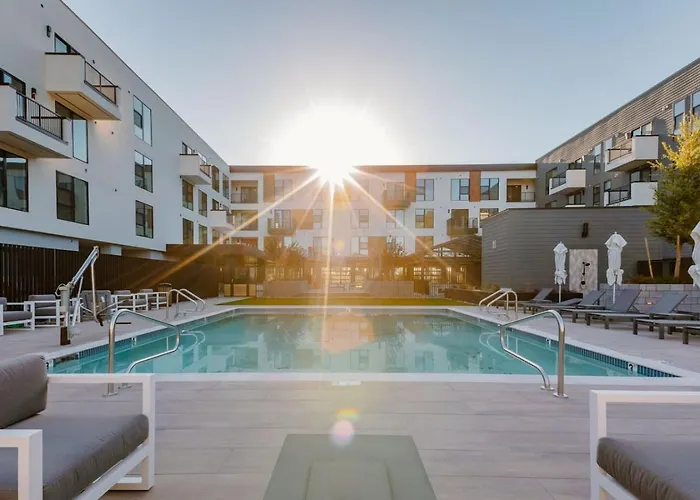 Arcadia Getaway Pool, Gym, Games, Ev Charging Apartment